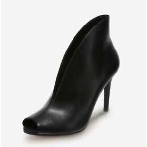Christian Siriano Izzi High Vamp Heel